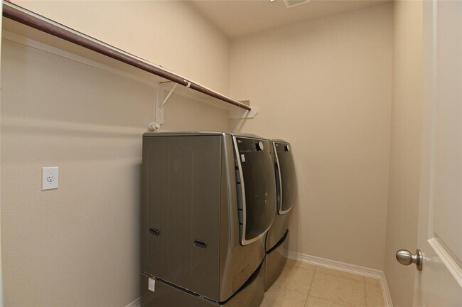 Building Photo - 5215 Field Briar Ln