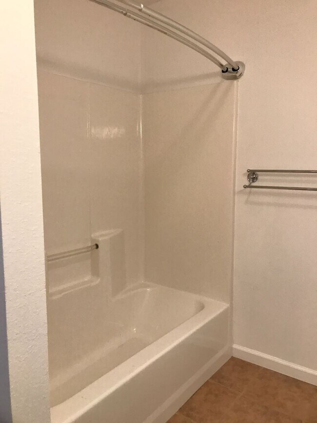 Building Photo - Wonderful 3 Bedroom 2 Bath Ranch