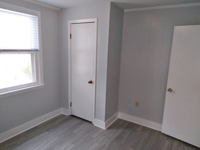 Building Photo - Walk to the Beach, 2 Bedroom, 1 Bath, Unfurnished Condo, Utilities Included!