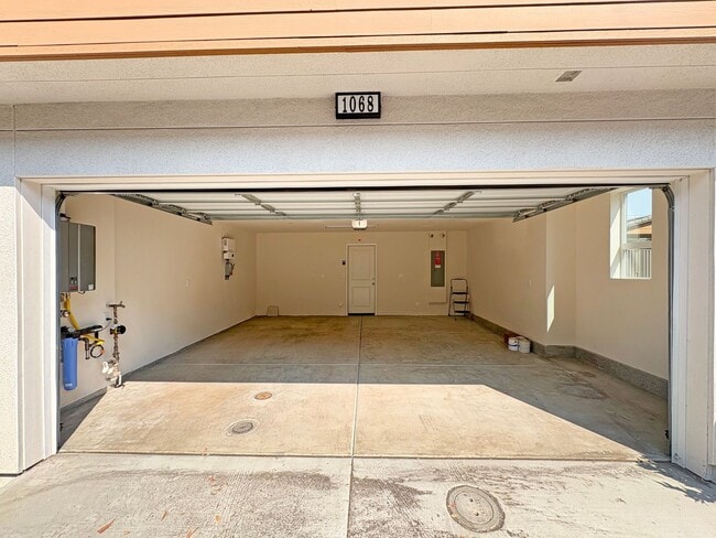 Building Photo - Beautiful 3B/2.5BA Townhome in Vista for R...