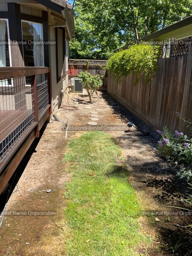 Building Photo - Beautiful Eastside 4 Bedroom, 3 Full baths in quiet neighborhood