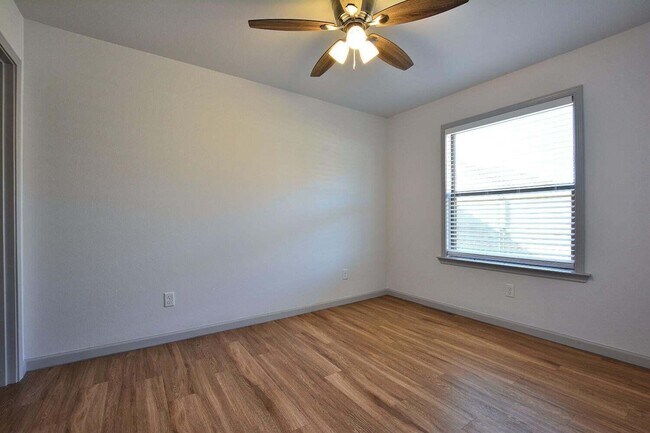 Building Photo - 1207 N Essex Ave