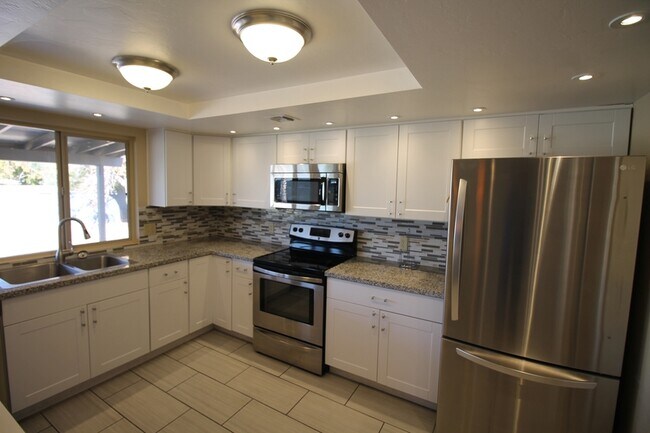 Building Photo - 8615 E Bellevue Pl