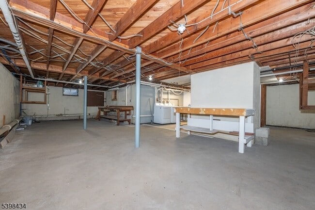 Building Photo - 7 Oak Tree Ln