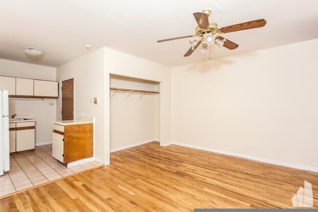 Building Photo - 821a W Cornelia Ave