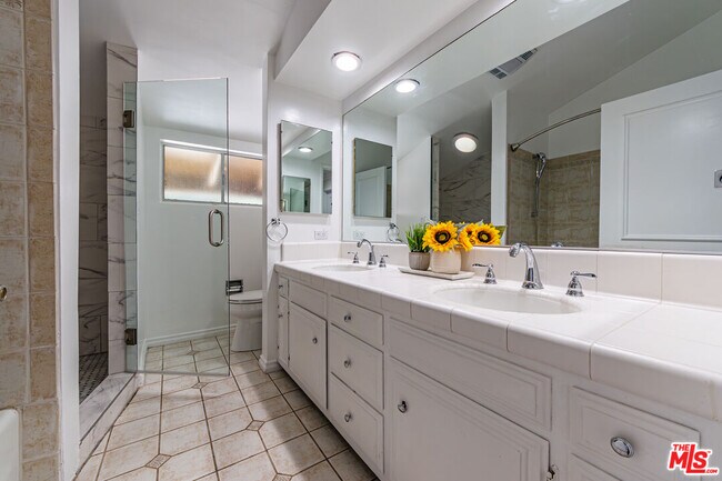 Building Photo - 18022 Lake Encino Dr