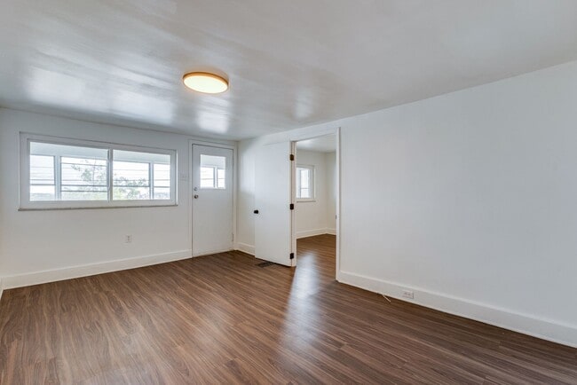 Building Photo - Available JUNE 2026 - 1 Bed w/ off street parking, beautiful view