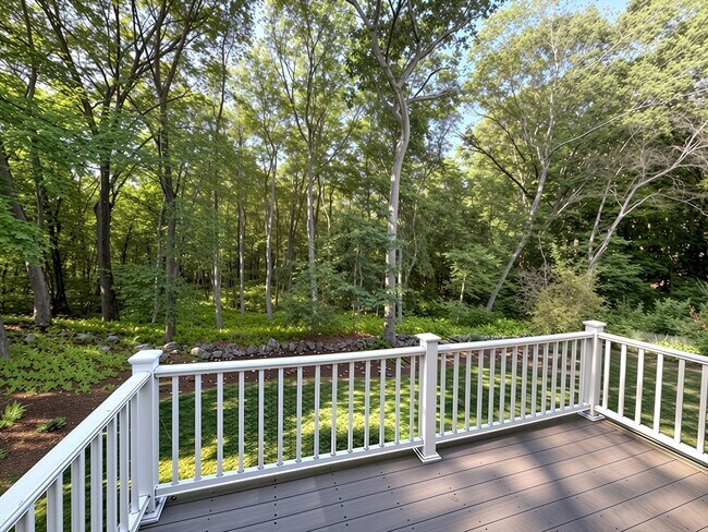 Building Photo - 31 Green Meadow Dr
