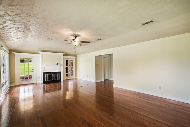Building Photo - 101 Fairway View Ln