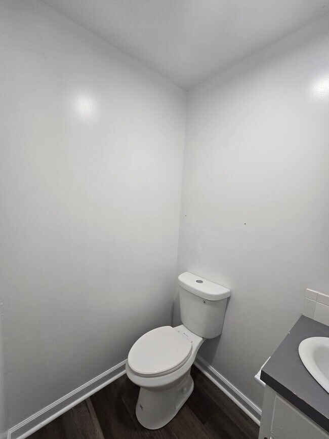 Building Photo - Newly Remodeled 2 Bed/1.5 Bath Apartment i...
