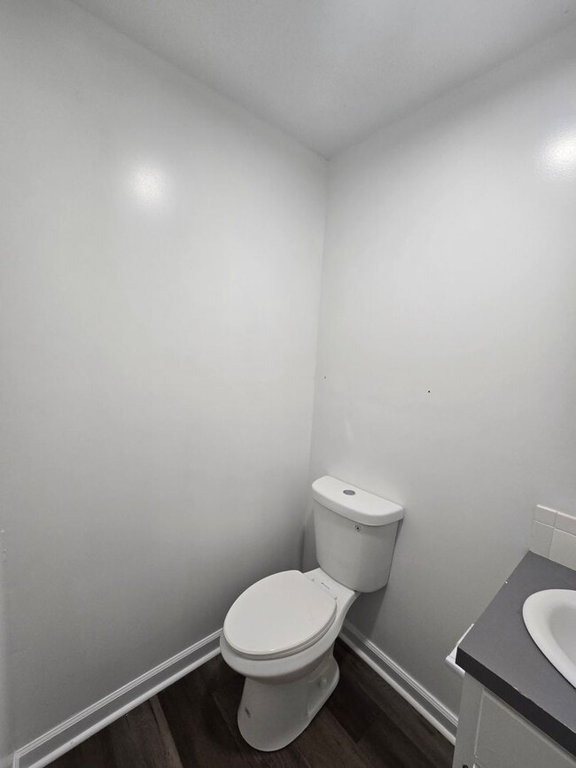 Building Photo - Newly Remodeled 2 Bed/1.5 Bath Townhouse i...