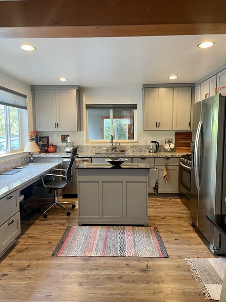 Building Photo - 9305 SW View Point Ter