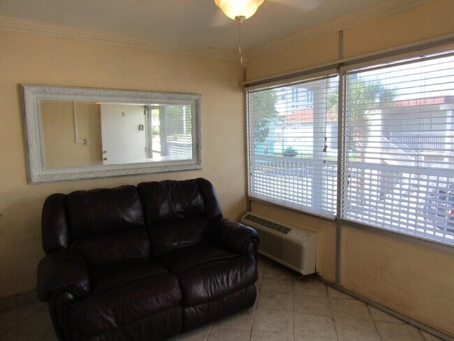 Building Photo - 2202 Perrin Dr