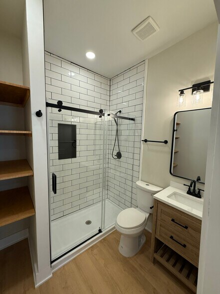 Building Photo - 409 W 6th Ave