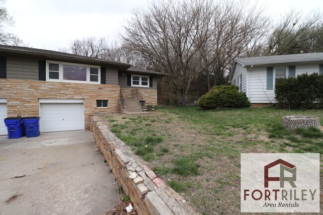 Building Photo - 519 Maple St