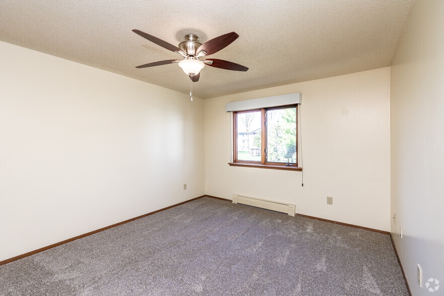2BR, 2BA - 850 SF - Sun Prairie & Vista Court