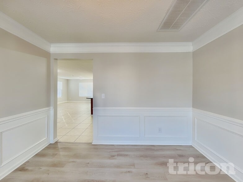 Building Photo - 5005 Eagle Creek Dr