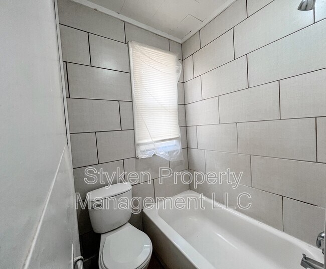 Building Photo - 247 S 5th Ave