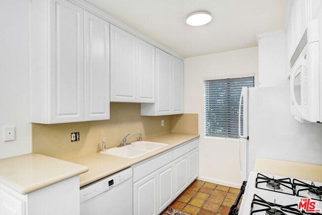 Building Photo - 16169 Sunset Blvd