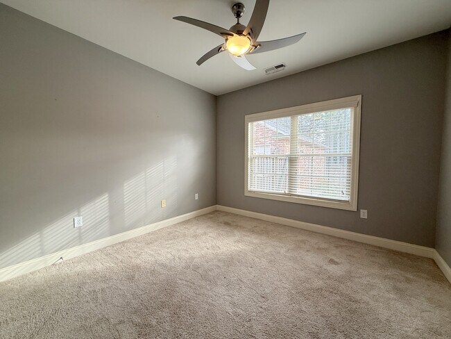 Building Photo - 118 Crystal Lake Dr