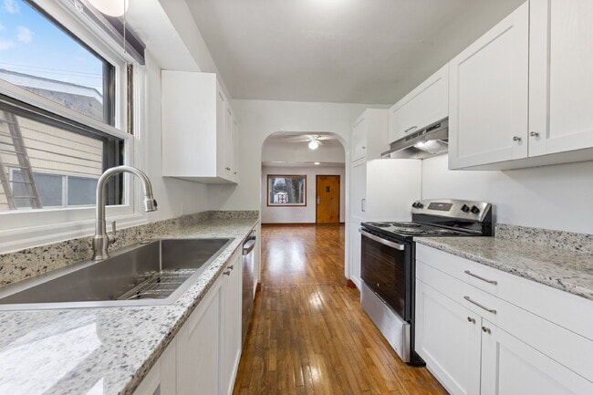 Building Photo - Charming Remodeled Duplex: Pet Friendly!