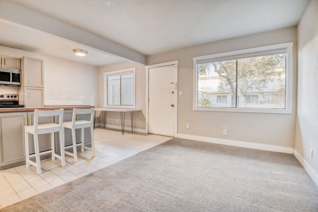 Building Photo - Upgraded 1 Bedroom Condo Near Freeway with Community Pool