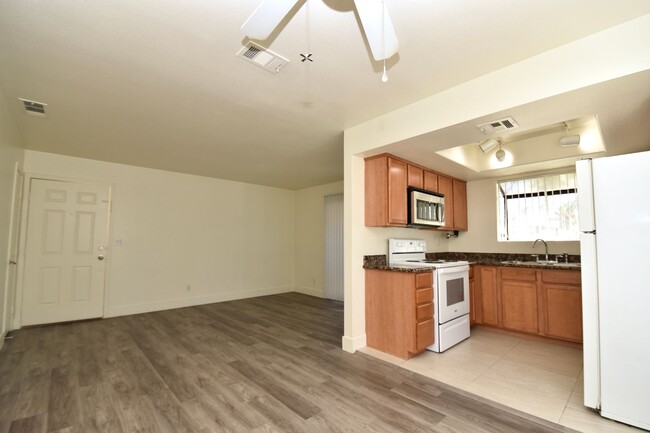 Building Photo - Lovely 2nd Floor, 1 Bed, 1 Bath Condo Next...