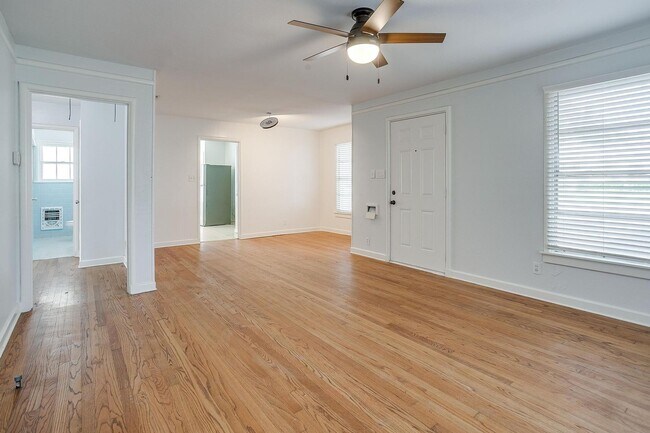 Building Photo - 3557 Suffolk Dr