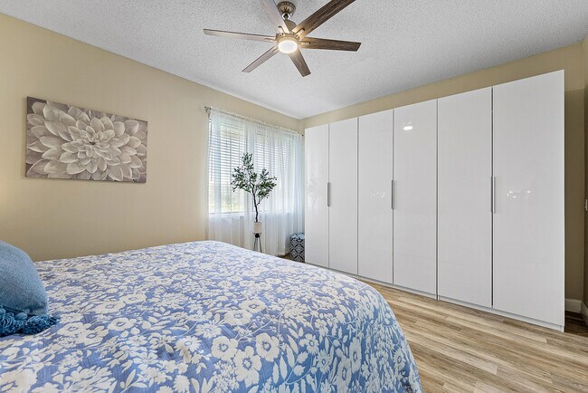 Building Photo - 7546 La Paz Blvd