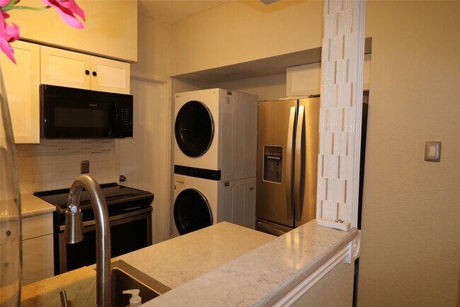 Building Photo - 10811 Richmond Ave.