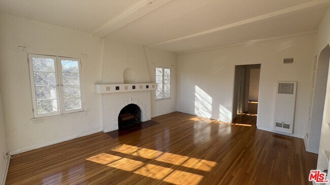 Building Photo - 1553 S Durango Ave