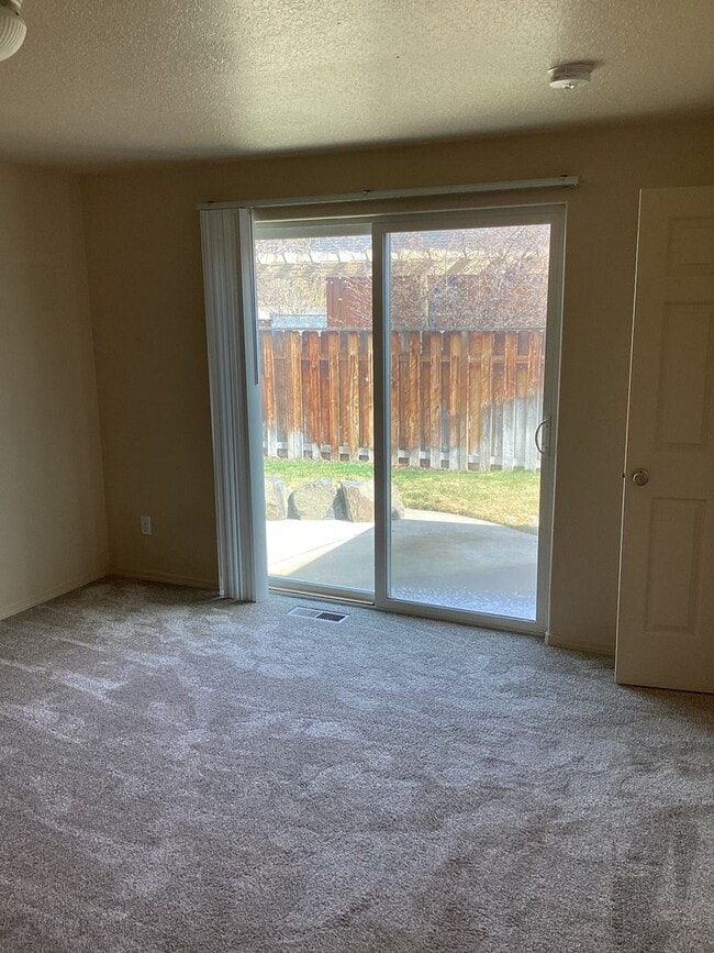 Building Photo - 1335-1335 NE Del Norte Ave