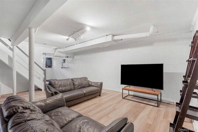 Building Photo - 10 Lundy Ln