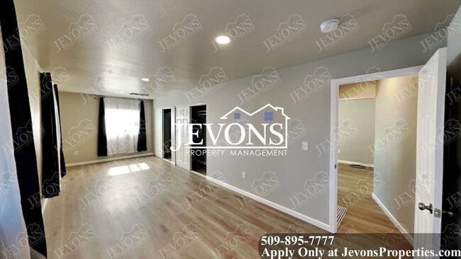 Building Photo - Explore this attractive property in Yakima with 3 bedrooms and 1 bathroom