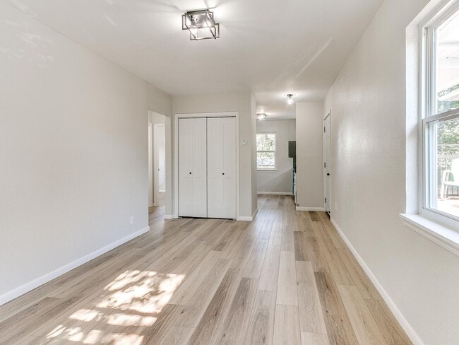 Building Photo - Newly Remodeled 2 Bed, 1 Bath Apt in Near The Paseo