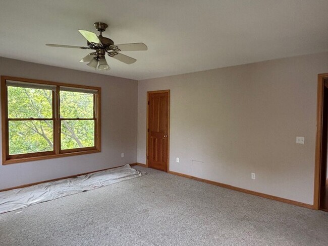 Building Photo - Spacious 4 BR/4 BA Single-Family Home in a...