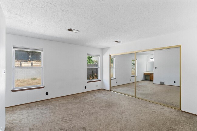 Building Photo - 5400 Dee Dr NE