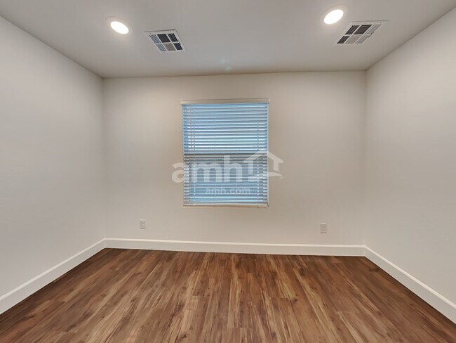 Building Photo - 132 Charmante Tulip Ln