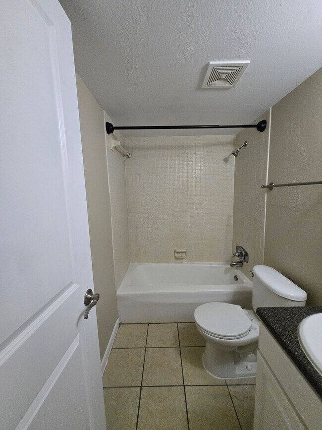 Building Photo - 2 bedroom, 2 bath/1st Floor Unit in Hawthorne Reserve