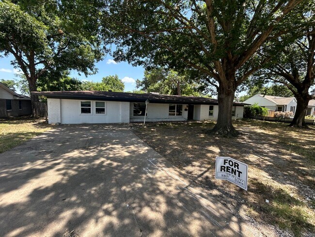 Building Photo - Location....Location....Location....