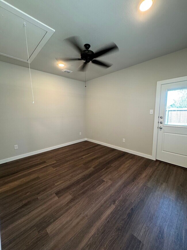 Building Photo - 1127 Eloise Dr