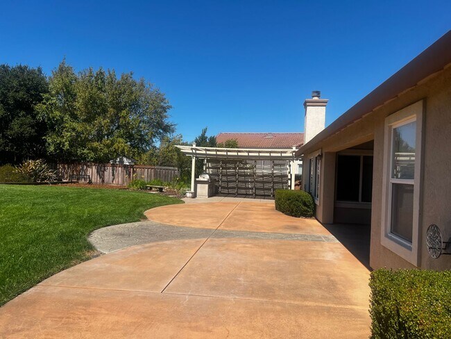 Building Photo - Beautiful Green Valley Home