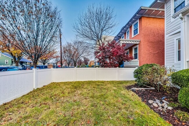 Building Photo - Beautiful TH - 4 bedroom + 3.5 BA - 7 mo -...