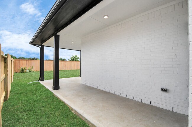 Building Photo - 19807 Palomino Pr Trl