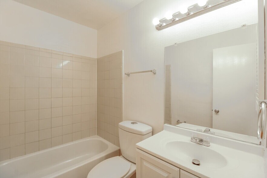 Building Photo - 15230 Loma Paseo Dr