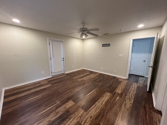 Building Photo - 664 W Tram Rd