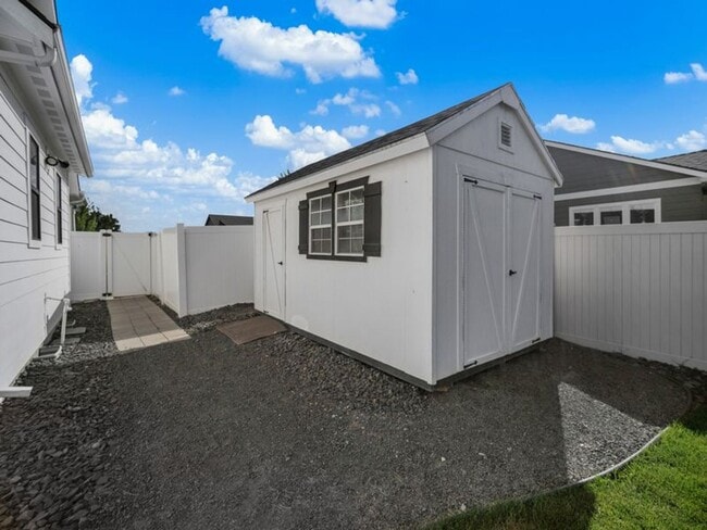Building Photo - Fully Furnished Luxury 3-Bed, 2-Bath Home ...