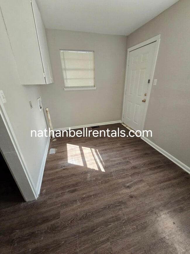 Building Photo - Single-Family Home: 4 bed, 2 bath