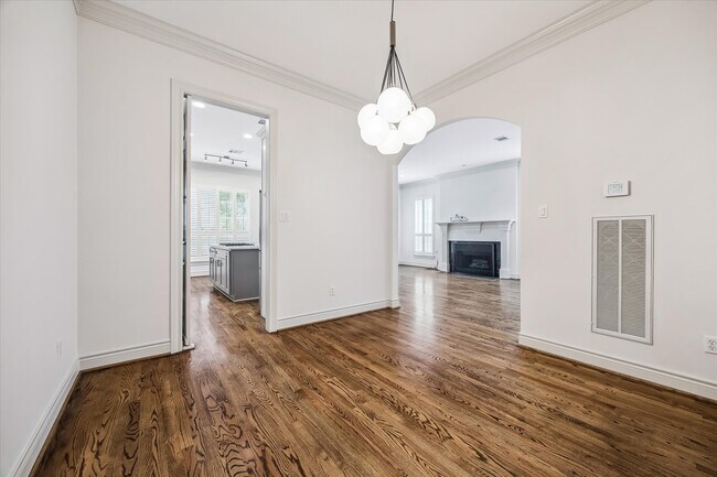 Building Photo - 1811 Devonshire Crescent