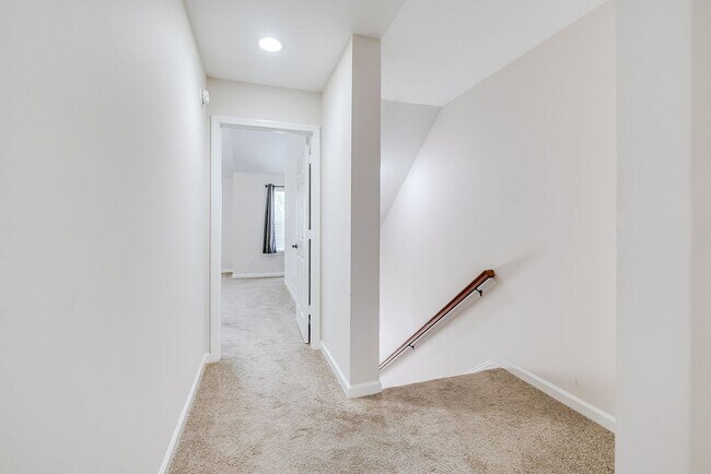 Building Photo - 2 Weslyn Park Dr
